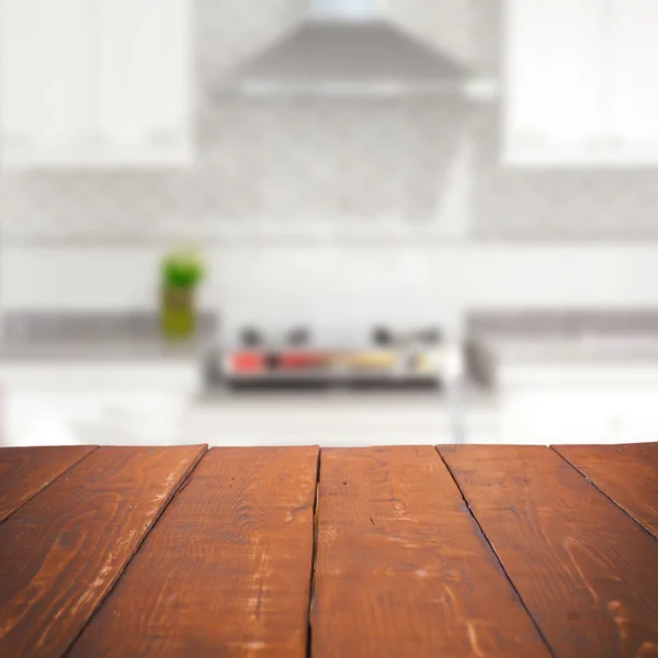 Mesa de madera vacía y fondo de cocina borroso —  Fotos de Stock