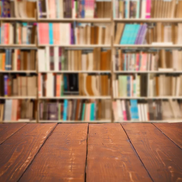 Mesa de madera vacía y fondo de biblioteca moderno — Foto de Stock