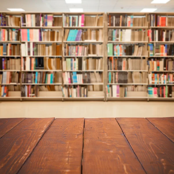 Table en bois vide et fond de bibliothèque moderne — Photo