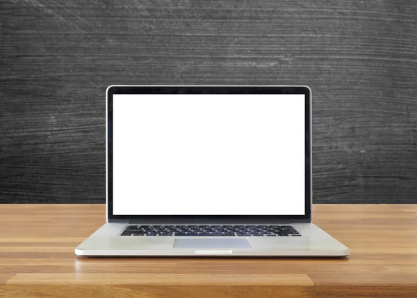 Masada tahta arka plan üstünde laptop