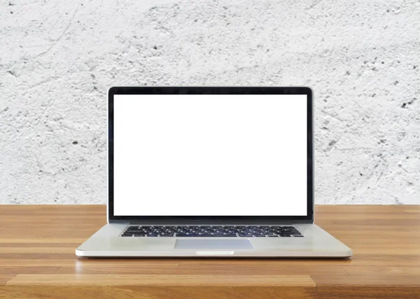 Laptop na mesa, no fundo da parede de cimento branco — Fotografia de Stock