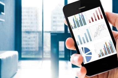 Cep telefonu Haritayı grafik analiz tutan Closeup el