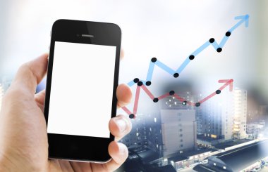 Yakın çekim el iş grafik arka planı ile akıllı telefon tutarak