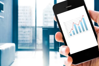 Cep telefonu Haritayı grafik analiz tutan Closeup el