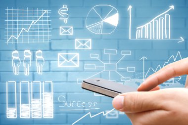 El iş planı kavramı çizim ile akıllı telefon tutarak