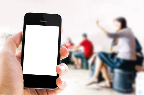 Close-up Mano sosteniendo la pantalla blanca del teléfono inteligente con la gente —  Fotos de Stock