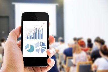 Yakın çekim el cep telefonu grafik analiz ile tutarak