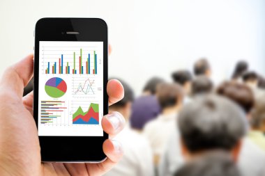 Yakın çekim el cep telefonu grafik analiz ile tutarak