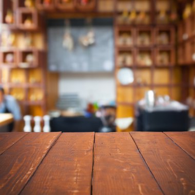 Boş ahşap masa ve bulanık kafe arka plan