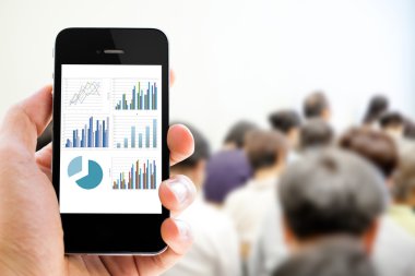 Yakın çekim el cep telefonu grafik analiz ile tutarak