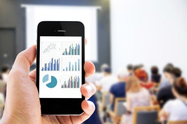 Yakın çekim el cep telefonu grafik analiz ile tutarak
