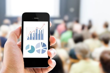 Yakın çekim el cep telefonu grafik analiz ile tutarak
