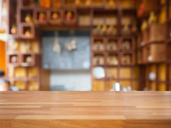 Leerer Holztisch und verschwommener Café-Hintergrund — Stockfoto