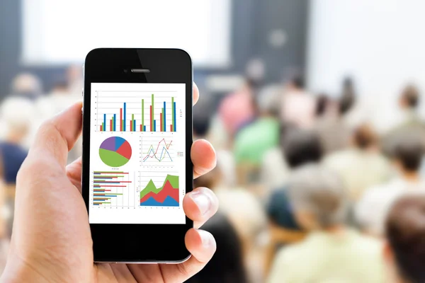 Yakın çekim el cep telefonu grafik analiz ile tutarak