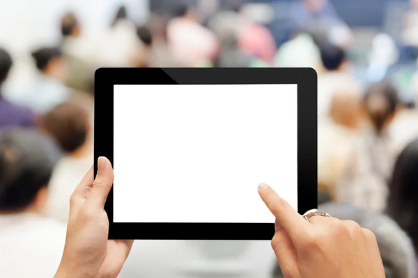 Mão close-up usando tablet digital com tela em branco contra blu — Fotografia de Stock