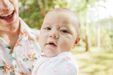 açık havada bahar parkta babasıyla yakın çekim şirin mutlu bebek