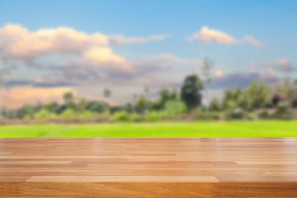 Mesa vacía y campo de hierba y fondo de cielo perfecto —  Fotos de Stock