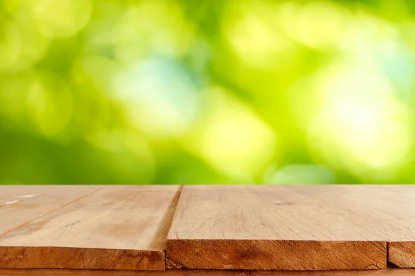Table en bois vide et fond de bokeh de printemps naturel vert flou — Photo
