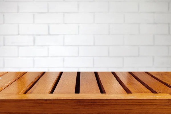 Mesa vazia e fundo de parede de tijolo branco — Fotografia de Stock