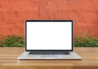 Masada, çimento ve ağaç duvar arka plan üstünde laptop