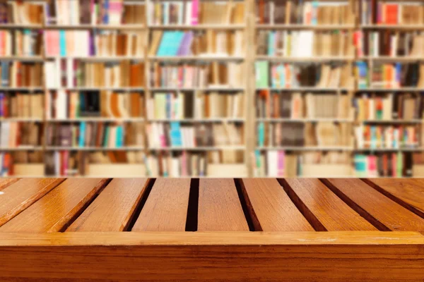 Boş ahşap masa ve modern Kütüphane arka plan — Stok fotoğraf