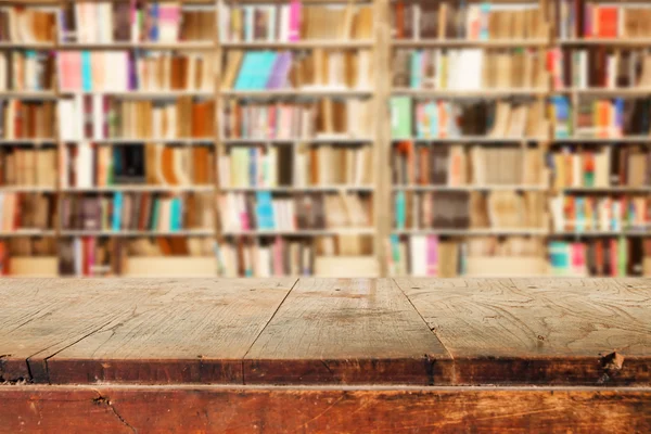 Boş ahşap masa ve modern Kütüphane arka plan