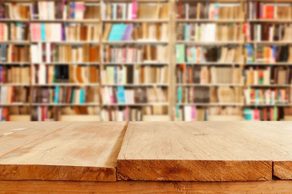 Empty wooden table and modern library background — Stock Photo, Image