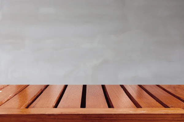 Mesa de madeira vazia e fundo de cimento cinza — Fotografia de Stock