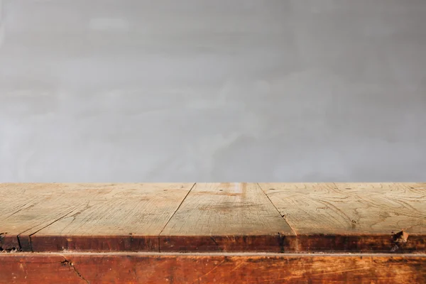 Empty wooden table and grey cement background — Stock Photo, Image