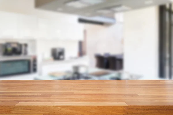 Mesa de madera vacía y fondo de cocina borroso — Foto de Stock