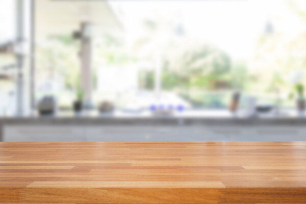 Пустой деревянный стол и размытый кухонный фон
