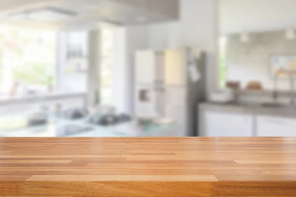 Tavolo in legno vuoto e sfondo della cucina sfocata — Foto Stock
