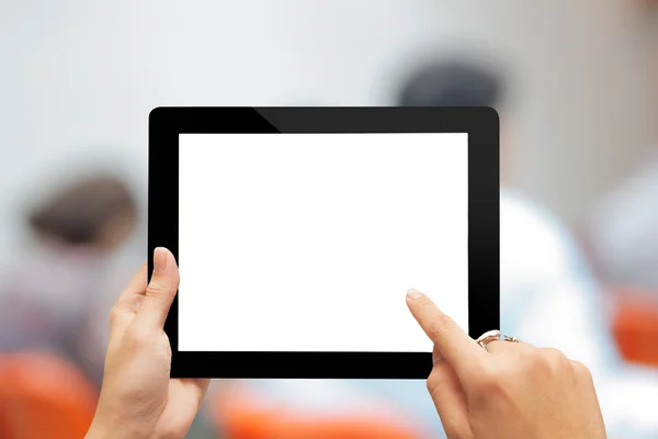 Mano de primer plano usando tableta digital con pantalla en blanco — Foto de Stock