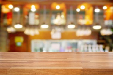 Boş ahşap masa ve bulanık kafe arka plan
