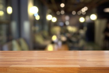 Boş ahşap masa ve bulanık kafe arka plan,