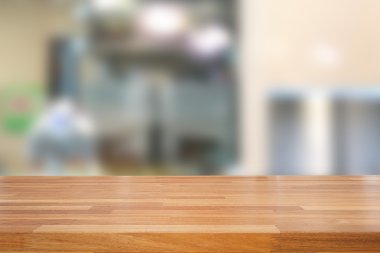 Boş ahşap masa ve bulanık mutfak arka plan