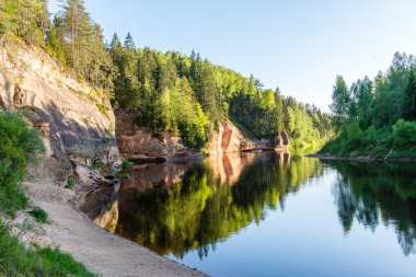 Yaz nehir yansımaları ile