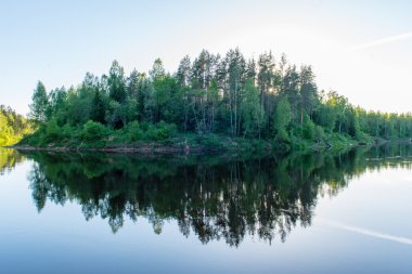Yaz nehir yansımaları ile