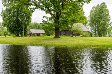 kır evi gölet gölet ve meşe ağaçları ile