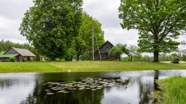 kır evi gölet gölet ve meşe ağaçları ile