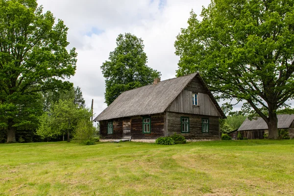 Casa di campagna con querce — Foto Stock