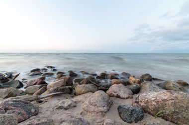 bulutlar ile kayalık plaj