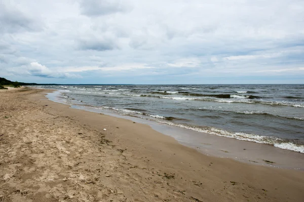 Plaża skalista z chmury — Zdjęcie stockowe