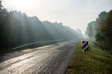 Siste yol üzerinde ışık ışınları