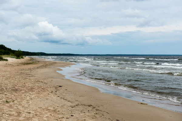Скелястий пляж з хмарами — стокове фото
