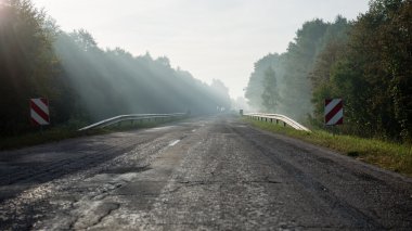 Siste yol üzerinde ışık ışınları