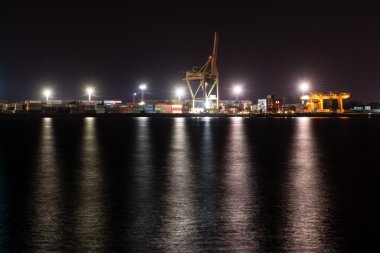 gece şehir yansımaları nehir