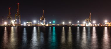 gece şehir yansımaları nehir