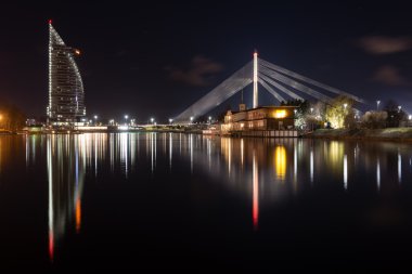 gece şehir yansımaları nehir