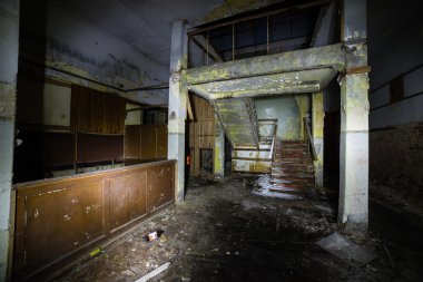 terk edilmiş binada Harabeleri